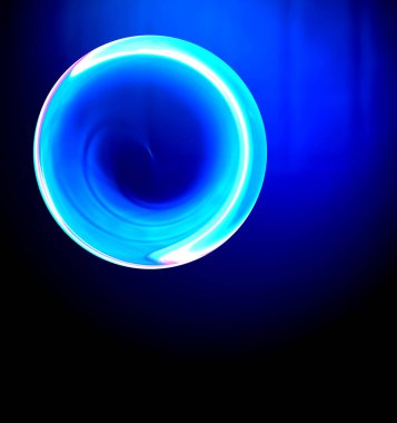 soyut, fraktal, bilgisayar tarafından üretilen çok renkli geometrik şekiller, duvar kâğıdı için karanlık bir arkaplanda mavi bir ayın görüntüsüne benziyor.