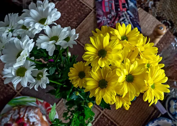 Букет желтых и белых хризантем в вазе на столе — стоковое фото