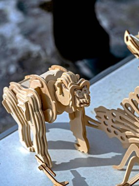 Bit pazarında tahta parçalarından yapılmış bir heykel.