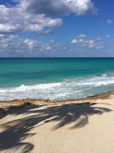 Hermosa vista del océano. Olas y arena blanca. Costa Atlántica de Cuba —  Fotos de Stock