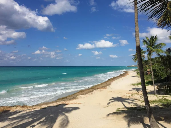 Hermosa vista del océano. Olas, palmeras y arena blanca. Costa Atlántica de Cuba —  Fotos de Stock