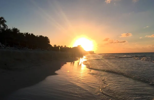 Hermosa puesta de sol en la costa atlántica de Cuba. Vista del océano, olas y rayos del sol en el horizonte —  Fotos de Stock