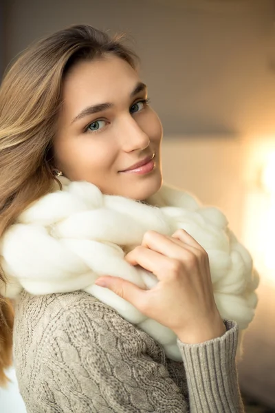 Hermosa mujer joven con lana merino colores pastel bufanda — Foto de Stock