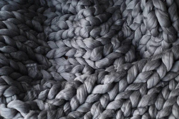 Gros plan sur couverture grise tricotée, fond laine mérinos — Photo