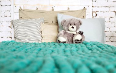 Merinos yün battaniye yatak yastık pastel renkler ve Ted ile var