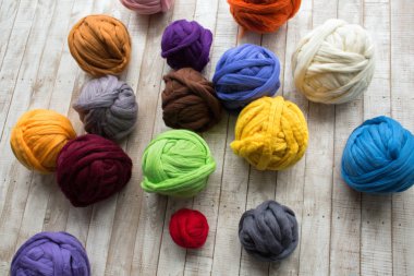 Çok renkli ahşap yüzeyde yalan Merinos yün topları