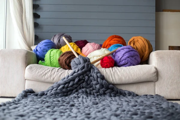 Multicolour beyaz koltukta Merinos ile yalan Merinos yün topları
