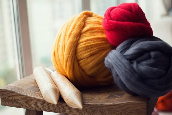 Wooden knitting needles and merino wool balls, lying on wooden s — Stock Photo, Image