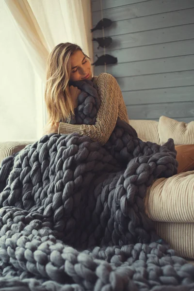 Una hembra en un jersey de jersey sosteniendo y cubierto con un martillo gris —  Fotos de Stock