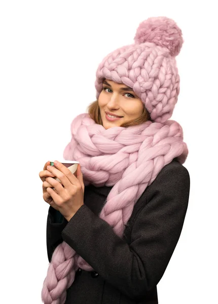 Glimlachend mooie jonge vrouw dragen merino wol pastel kleuren — Stockfoto