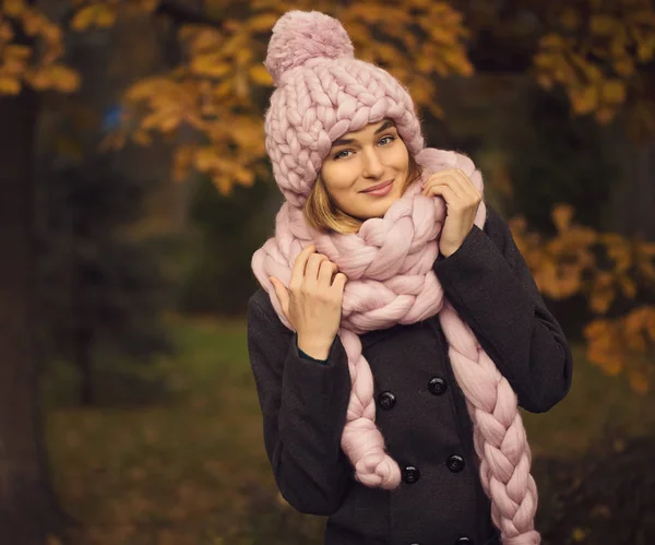 Krásná mladá žena nosí merino vlny pastelové barvy klobouku a — Stock fotografie