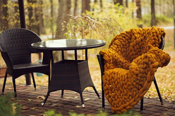 Krzesła w kawiarni park z plaid wełna merino ciepłe — Zdjęcie stockowe