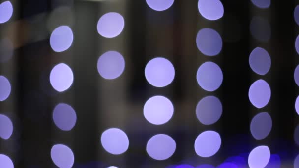 Luci di Natale blu, bokeh su sfondo scuro — Video Stock