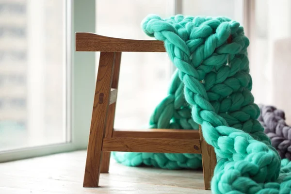 Zöld kötött merinó gyapjú takaró, fából készült szék — Stock Fotó
