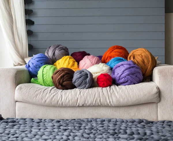 Multicolour beyaz koltukta Merinos ile yalan Merinos yün topları