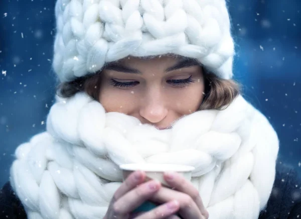 Beautiful young woman wearing white merino wool hat and scarf en — Stock Photo, Image