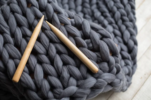 Wooden knitting needles on background of grey merino wool — Stock Photo, Image