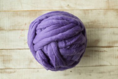 Menekşe Merinos yün topu ahşap arka plan üzerinde