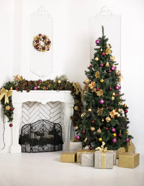 Şömine ve Noel ağacı güzel tatil dekore edilmiş Oda