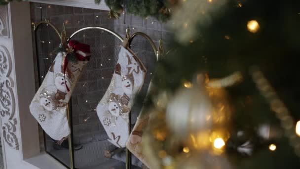 Χριστουγεννιάτικο δέντρο closeup και φωτιά στο τζάκι σε φόντο. — Αρχείο Βίντεο