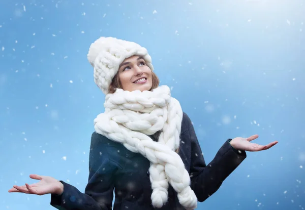 Sourire femme heureuse dans la neige en hiver, profiter de la neige — Photo