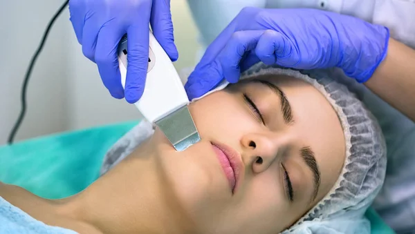 Ultrasonik cilt Temizleme, genç kadına güzellik uzmanı