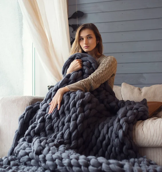 Bir kadın tutarak ve gri mer ile kaplı bir jumper kazaklı