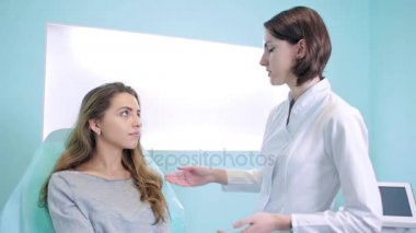 Doktora danışın güzellik uzmanı ziyaret bir hasta,