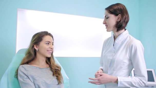 Doktora danışın güzellik uzmanı ziyaret bir hasta, — Stok video