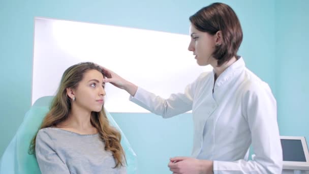 Врач консультирует пациента, посещает косметолога — стоковое видео