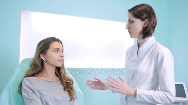 Врач консультирует пациента, посещает косметолога — стоковое видео