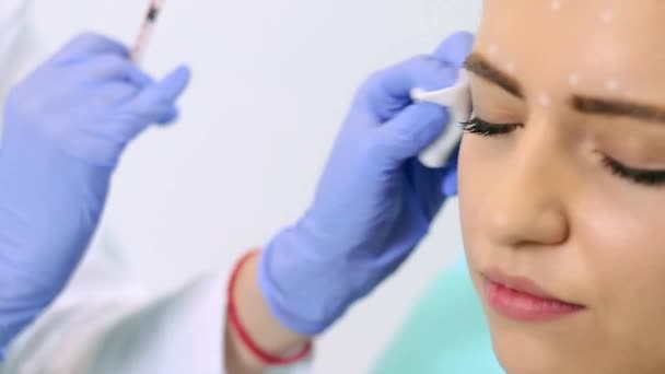 Kosmetolog gör injektioner till en patient — Stockvideo