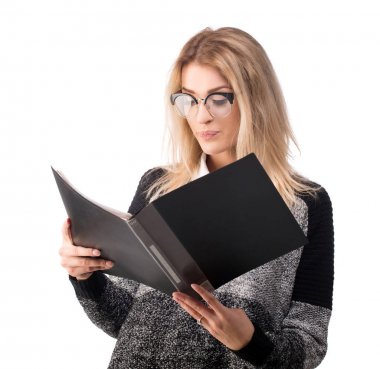 Belgeleri bir ilgi ve dönüş ile klasördeki arayan kadın