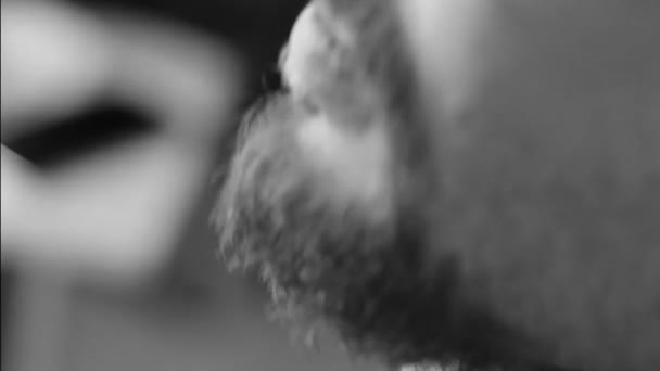 Крупним планом різання і догляд за бородою старого стилю кадри — стокове відео