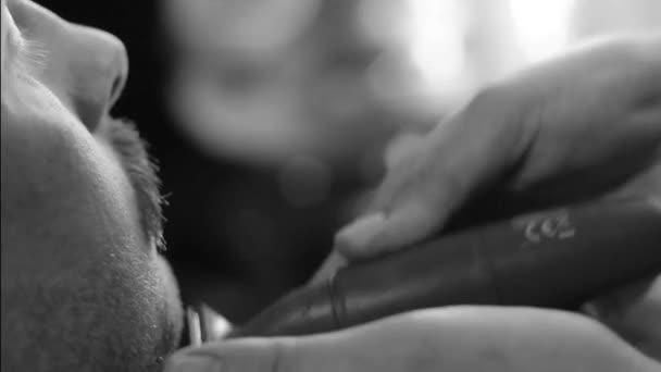 Closeup cutting and grooming beard old-styled footage — Stock Video