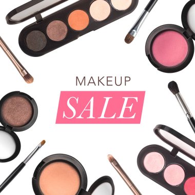 Kümesi üzerinde beyaz izole kaptırdın ve makyaj fırçaları