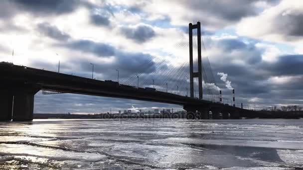 Winterbrücke trübt den Abend — Stockvideo