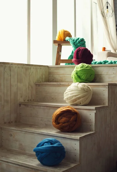 Bobinas coloridas de lã em degraus de madeira — Fotografia de Stock