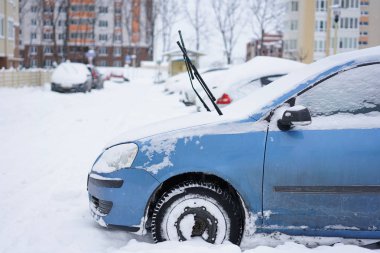 Taze beyaz karla kaplı arabalar.