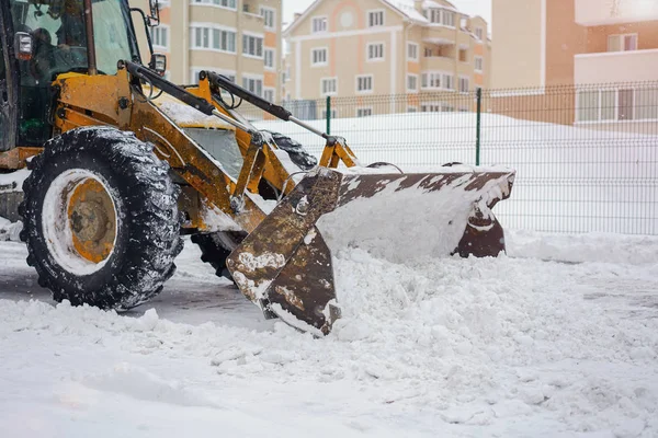 Clearing snow after a storm — Stock Photo, Image