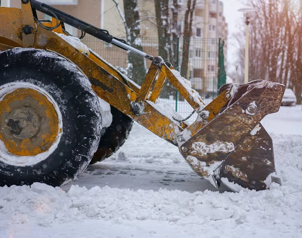 Clearing sneeuw na een storm — Stockfoto