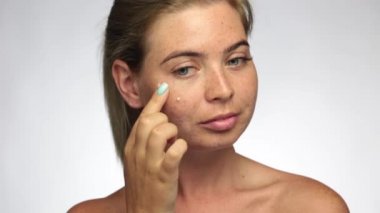 Çiller, güzel bir kadınla geçerlidir krem dokunmadan ve kontrol onun cilt, sihir kız makyaj ile arka plan ışık