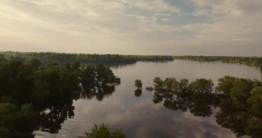 Havadan görünümü. Güzel göl üzerinde uçan. Güneşli bir gün. Hava kamera vurdu.
