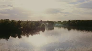 Uçuş Nehri pişirme duman ile kamp Plajı.