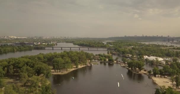Letecký Pohled Létání Krásné Jezero Slunečný Den Letecká Kamera Natáčela — Stock video