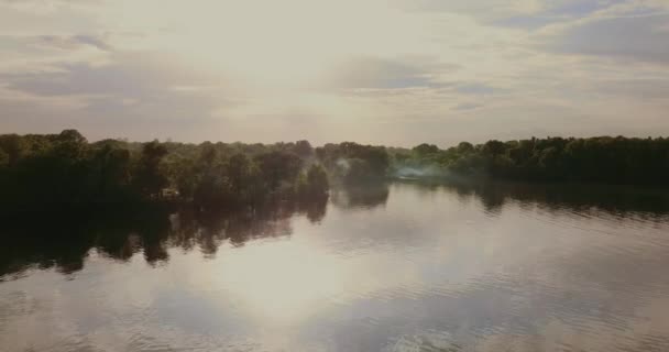 調理からの煙とキャンプ ビーチで川に架かる飛行 — ストック動画