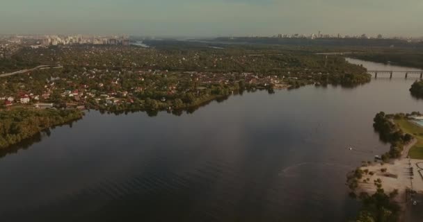 Vista Aerea Volo Sul Fiume Che Domina Città Ponte Giorno — Video Stock