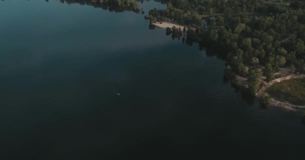 Luftaufnahme Flug Über Den Fluss Mit Blick Auf Die Brückenstadt — Stockvideo