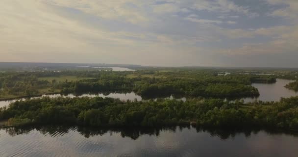 Vista Aérea Vuelo Sobre Río Con Vistas Ciudad Puente Día — Vídeos de Stock