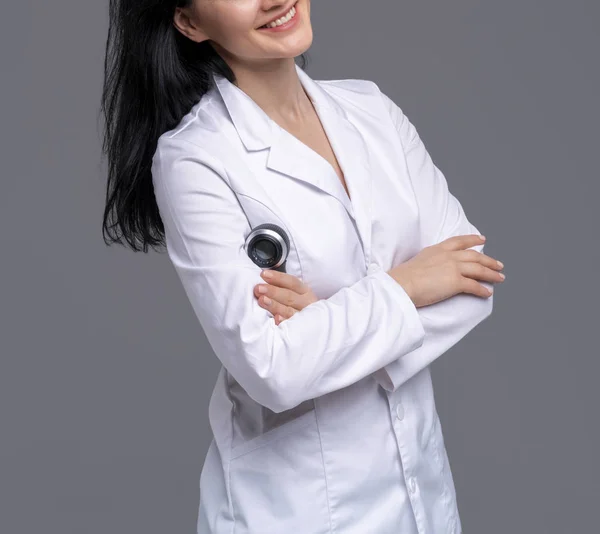 Esteticista feminina sorridente com dermatoscópio nas mãos . — Fotografia de Stock